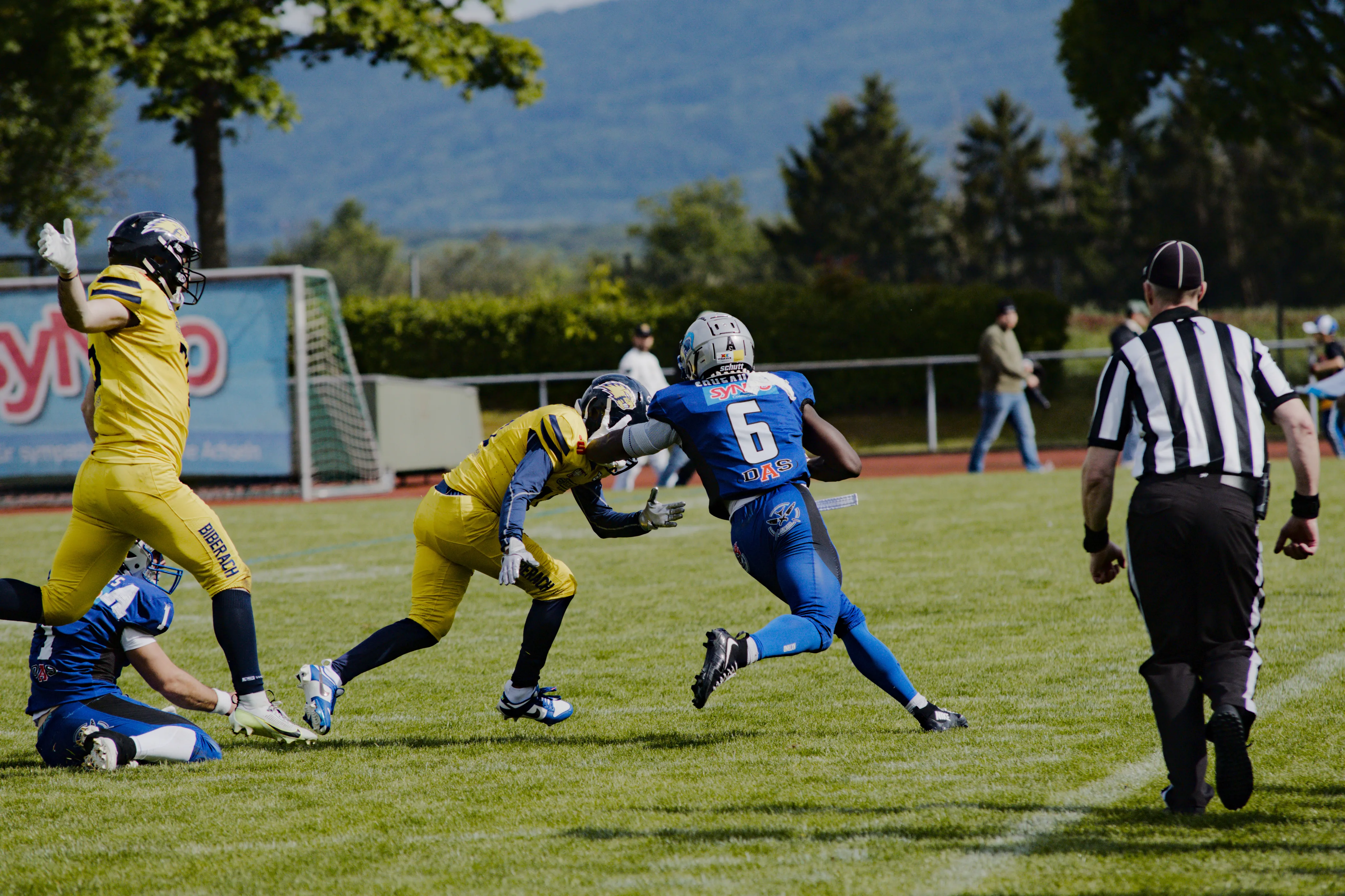 Crusaders-Spieler Nummer 6 läuft gegen die Biberach Beavers über das Feld