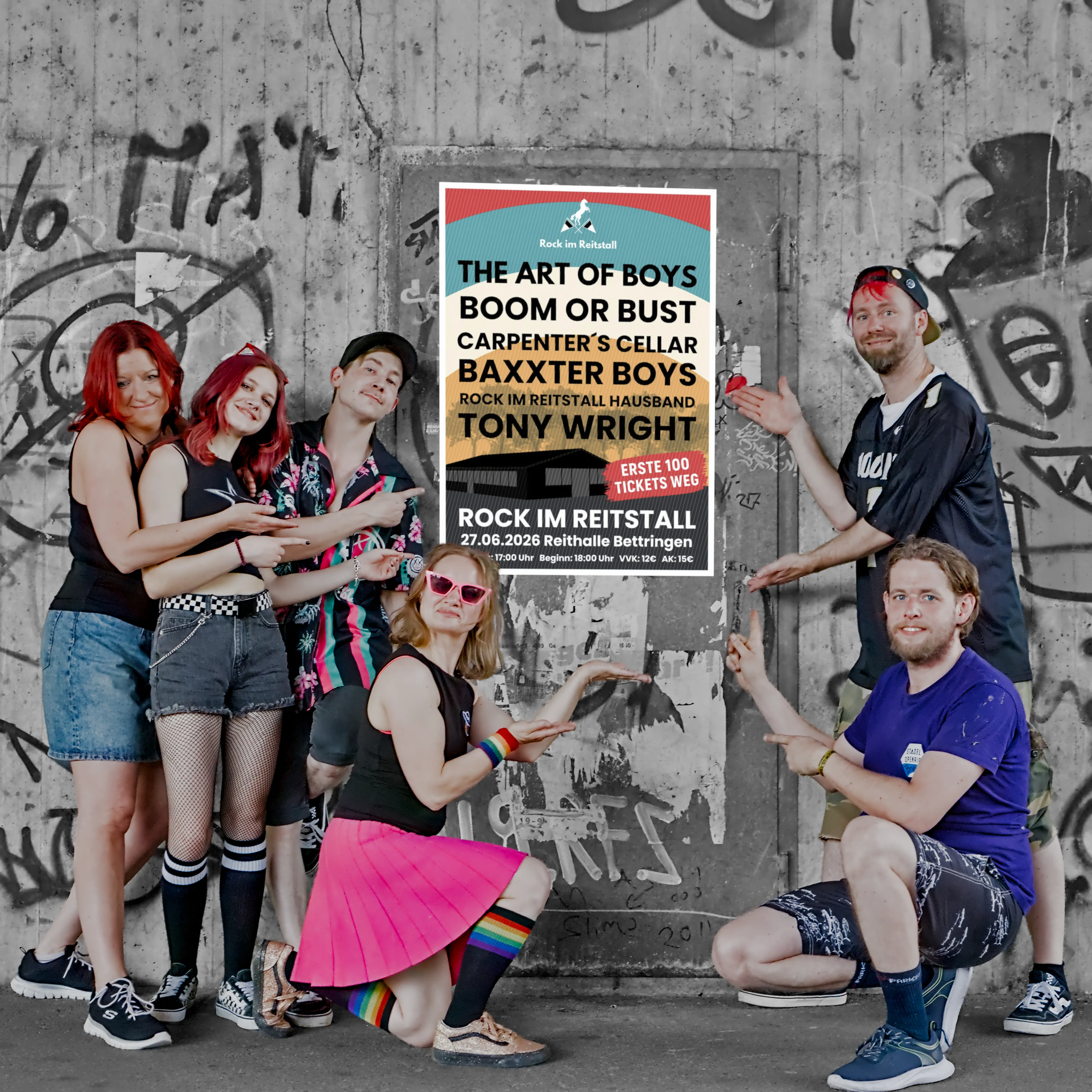 Baxxter Boys posieren um ein fiktives Konzertplakat an einer Graffiti-Wand