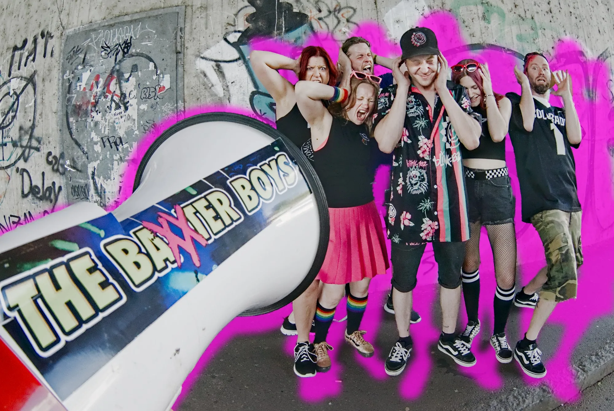 Bearbeitetes Pipeline-Testbild der Baxxter Boys mit Megafon und pinkem Hintergrund